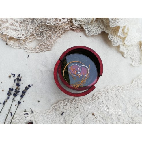 Round ring box with engraved names