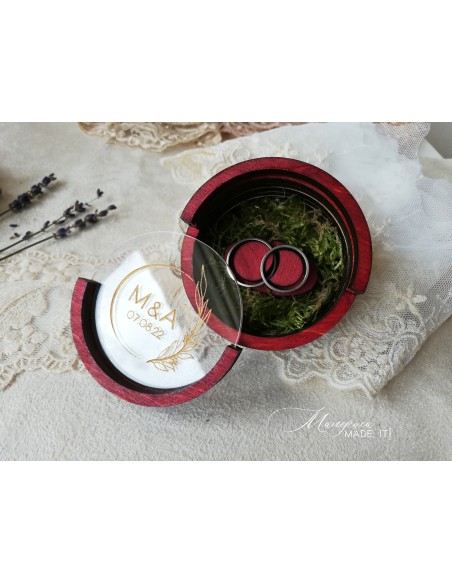 Round ring box with clear lid and moss filling