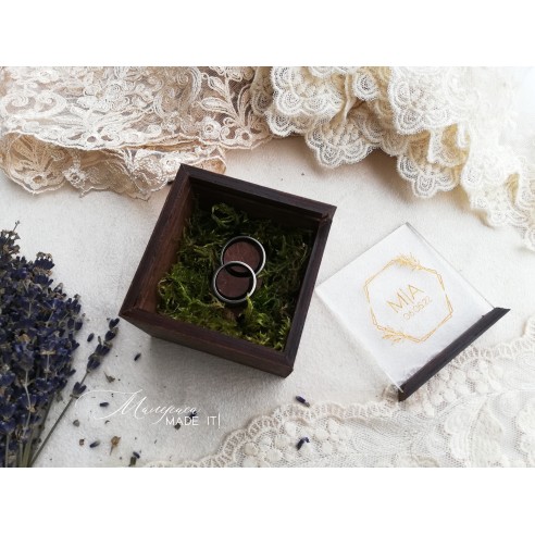 Square wedding ring box with transparent lid