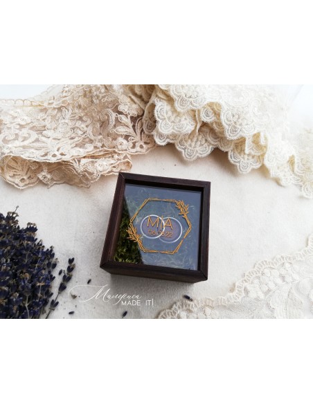 Wedding ring box with transparent lid and natural moss