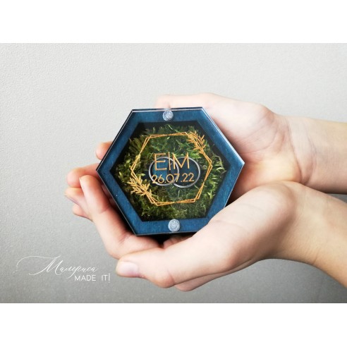 Ring box with magnetic closure and forest moss filling