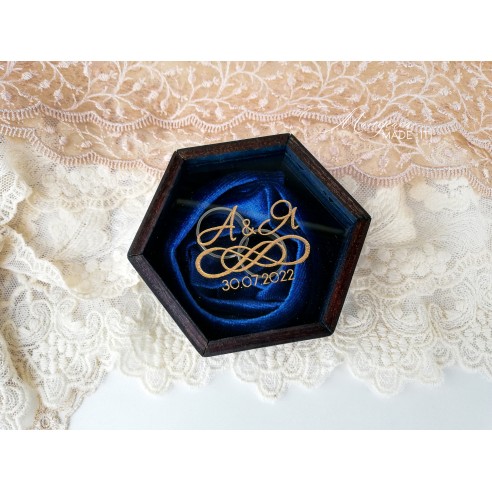 Ring box with engraving, clear lid, and silk velvet