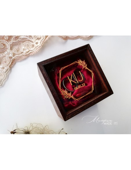 wooden ring box with plexiglass
