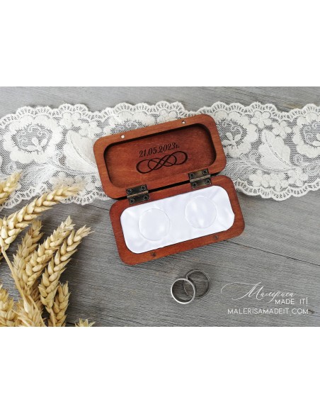Rectangular ring box with satin filling