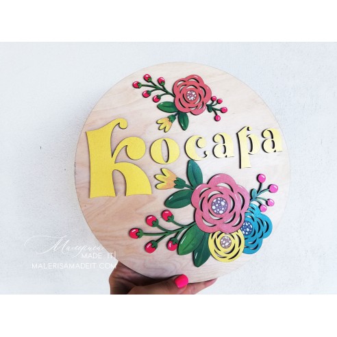 Дървена табела с име за детска стая с цветя