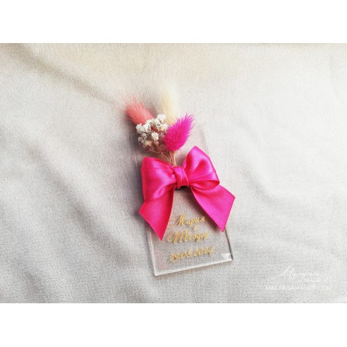 Guest gift with satin ribbon and dried flowers