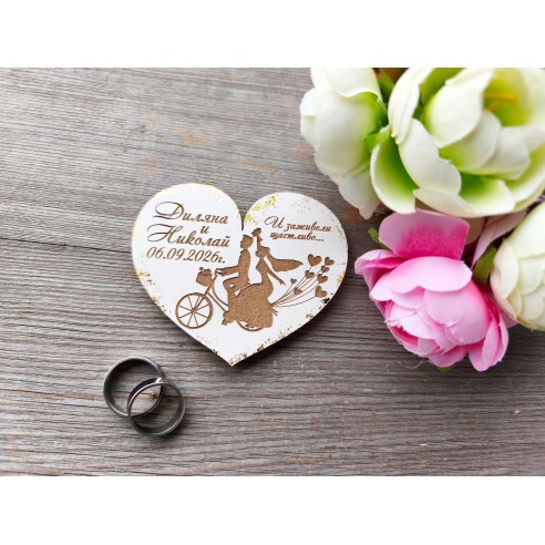 Wedding guest gifts – personalized heart magnet with newlyweds on a bike