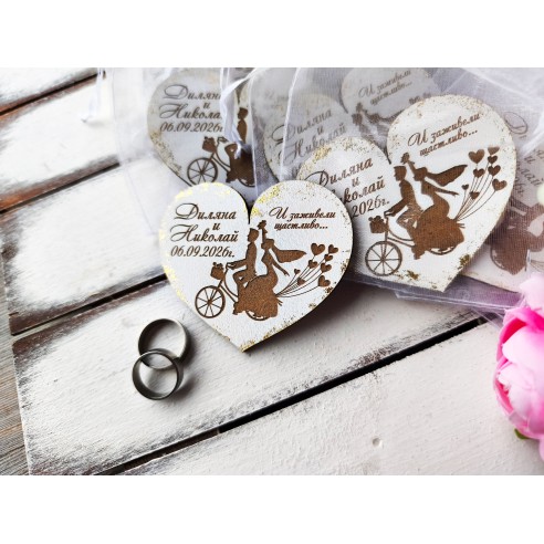 Wedding guest gifts – personalized heart magnet with newlyweds on a bike