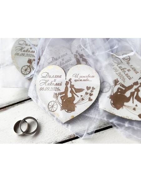 Wedding guest gifts – personalized heart magnet with newlyweds on a bike