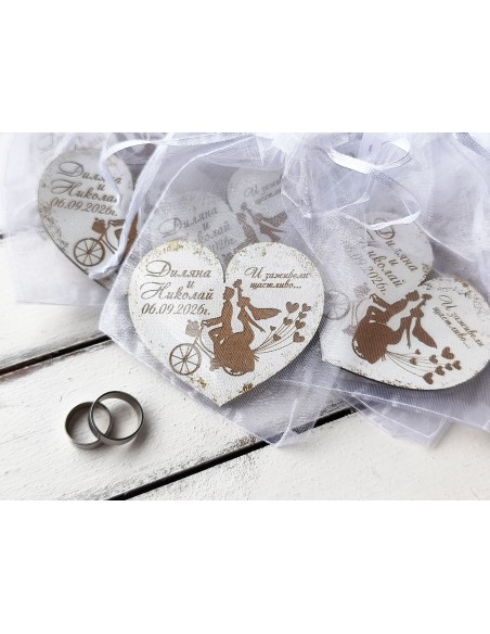 Wedding guest gifts – personalized heart magnet with newlyweds on a bike