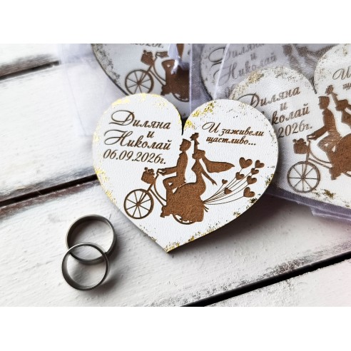 Wedding guest gifts – personalized heart magnet with newlyweds on a bike