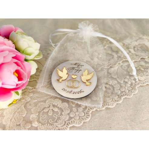 Wedding guest gifts – personalized magnet with gold doves and rings