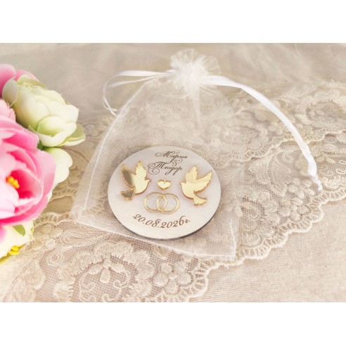 Wedding guest gifts – personalized magnet with gold doves and rings