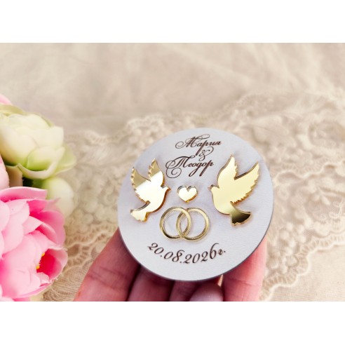 Wedding guest gifts – personalized magnet with gold doves and rings