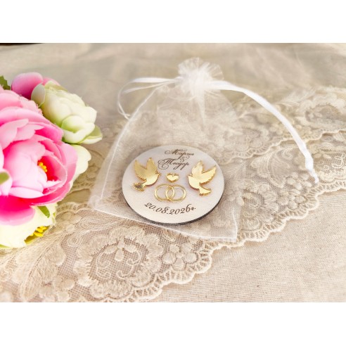 Подаръци за гости за сватба – персонализиран магнит със златни гълъби и халки