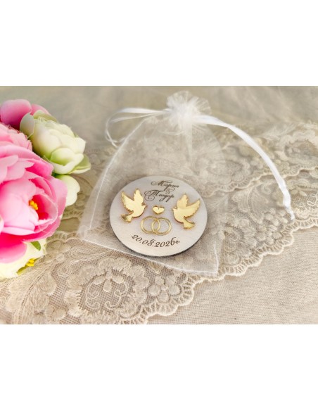 Wedding guest gifts – personalized magnet with gold doves and rings