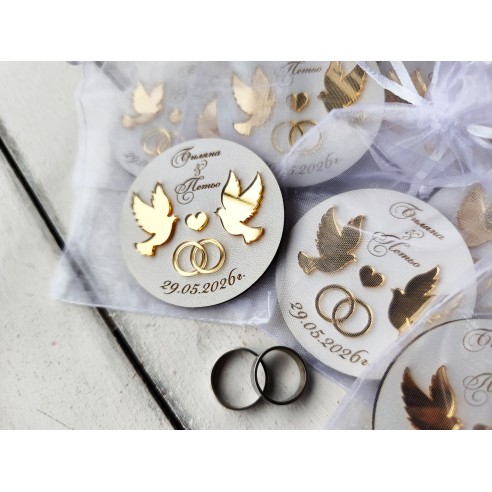 Wedding guest gifts – personalized magnet with gold doves and rings