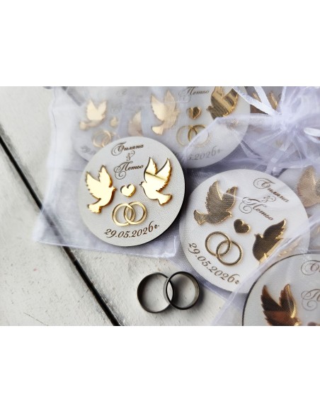 Wedding guest gifts – personalized magnet with gold doves and rings