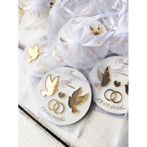 Wedding guest gifts – personalized magnet with gold doves and rings