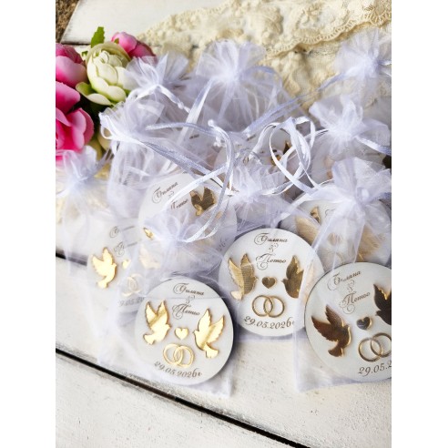 Wedding guest gifts – personalized magnet with gold doves and rings