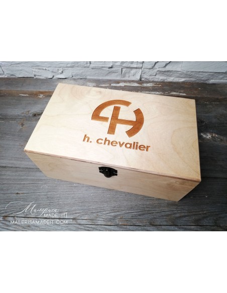 Wooden gift box with hinges and clasp, different colors, personalized with company logo, handmade