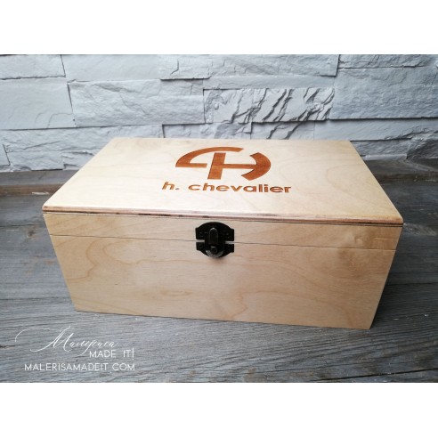 Wooden box with hinges and clasp – corporate gift with logo | Malerisa Made It