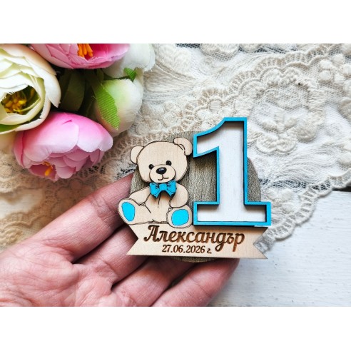 A magnet with a bear and a name for guests